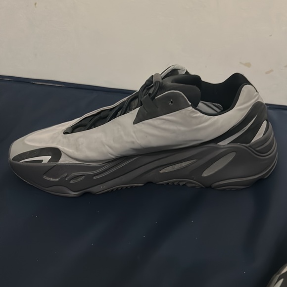 YEZZY 700 METALLIC SIZE 11 MID CONDITION - Picture 4 of 6